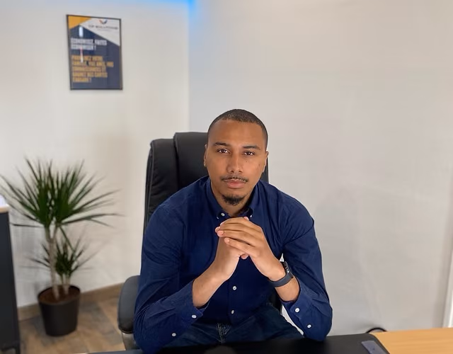 Calvin Riffault dans son bureau à l'agence de Montereau-Fault-Yonne