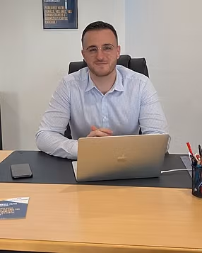 Paul Poirier à son bureau dans l'agence de Montereau-Fault-Yonne